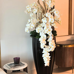 Glänzend schwarze San José Vase mit weißer Orchideenkaskade