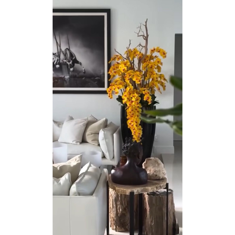 Glänzend schwarze San José Vase mit gelber Orchideenkaskade