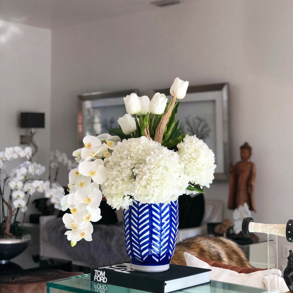 Gestreifte Inkavase mit gemischtem Blumenstrauß
