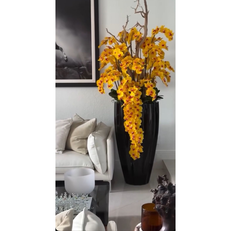 Glänzend schwarze San José Vase mit gelber Orchideenkaskade