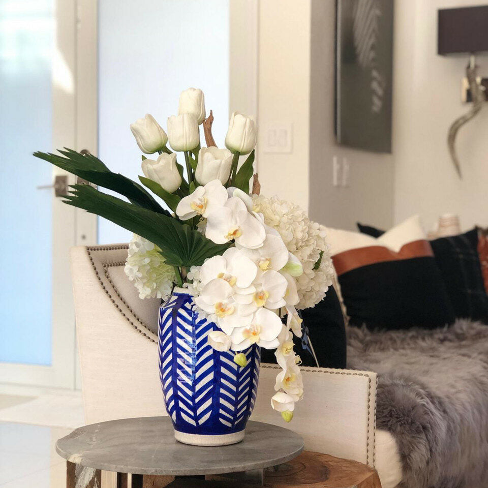 Gestreifte Inkavase mit gemischtem Blumenstrauß