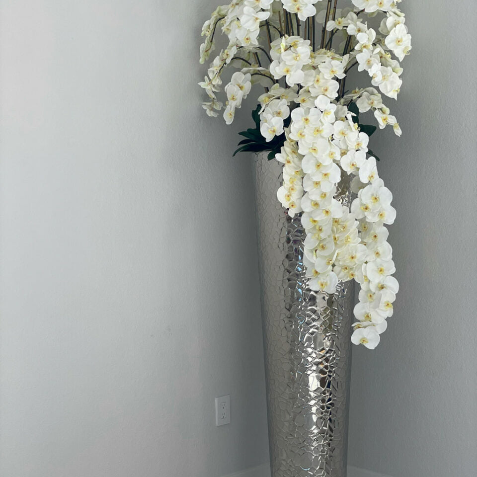Kaskadierende Phalaenopsis-Orchideen, extra hohe gehämmerte Vase