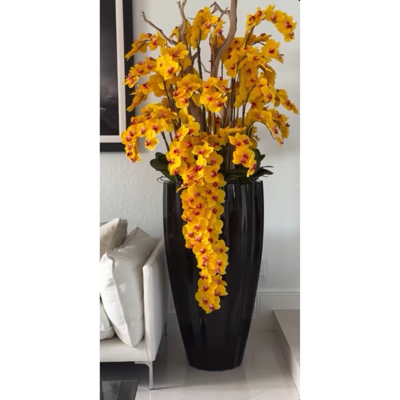 Glänzend schwarze San José Vase mit gelber Orchideenkaskade