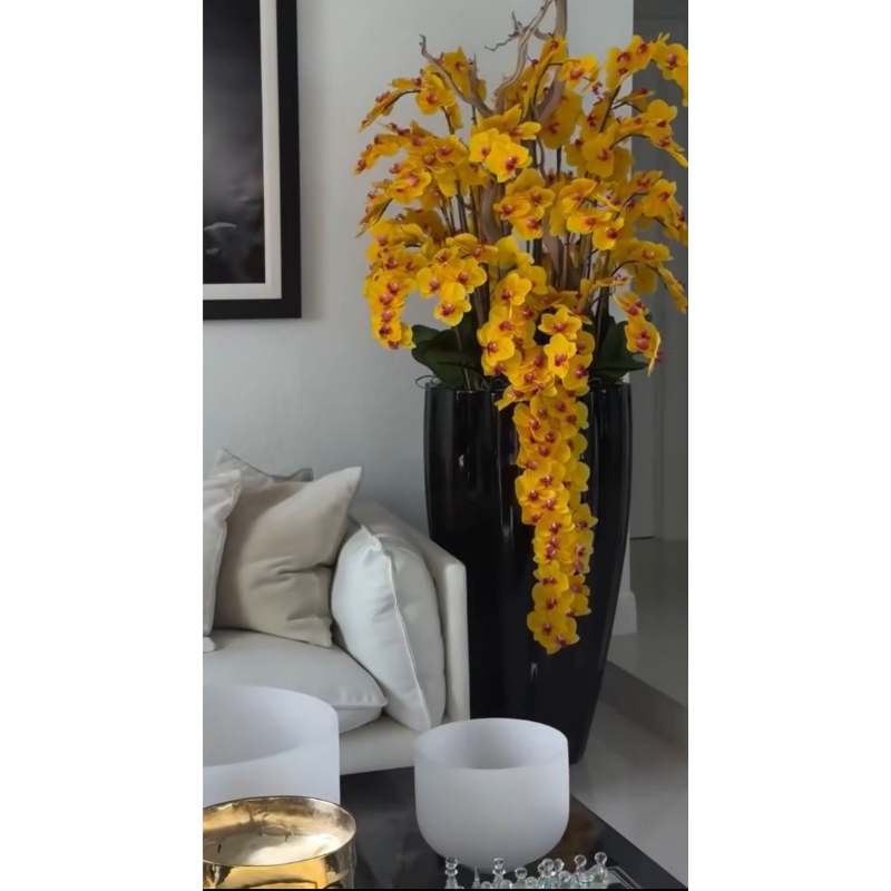 Glänzend schwarze San José Vase mit gelber Orchideenkaskade