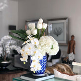 Gestreifte Inkavase mit gemischtem Blumenstrauß