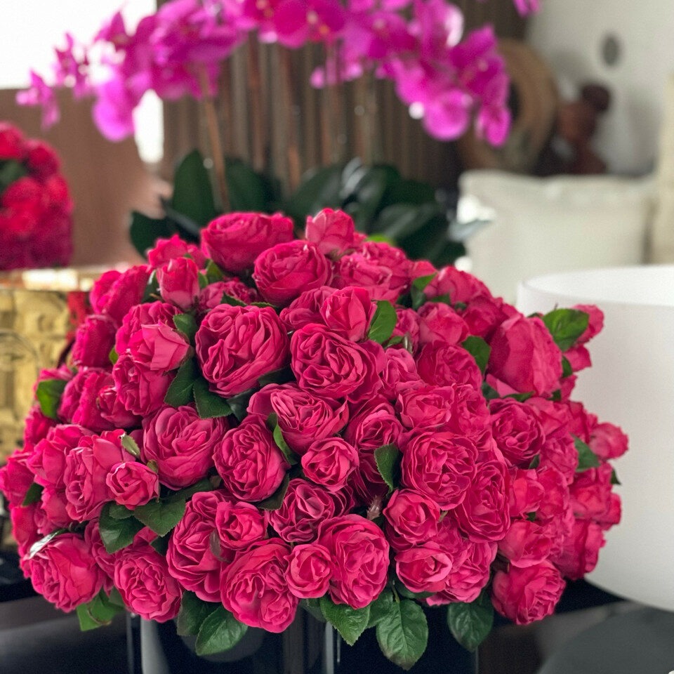 Dunkelrosa englische Rosen in einer schwarzen Glasvase