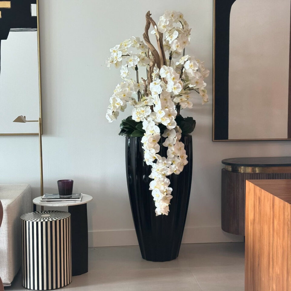 Glänzend schwarze San José Vase mit weißer Orchideenkaskade