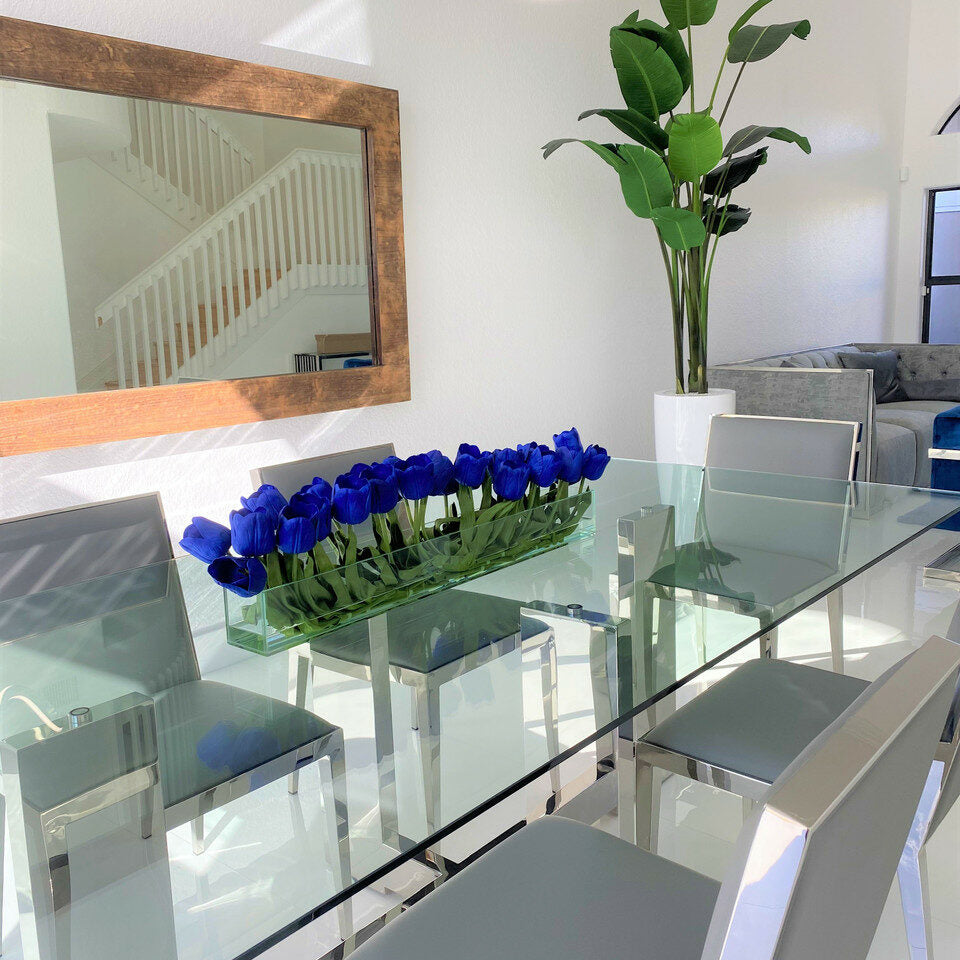 Moderne Glasvase mit blauen Tulpen
