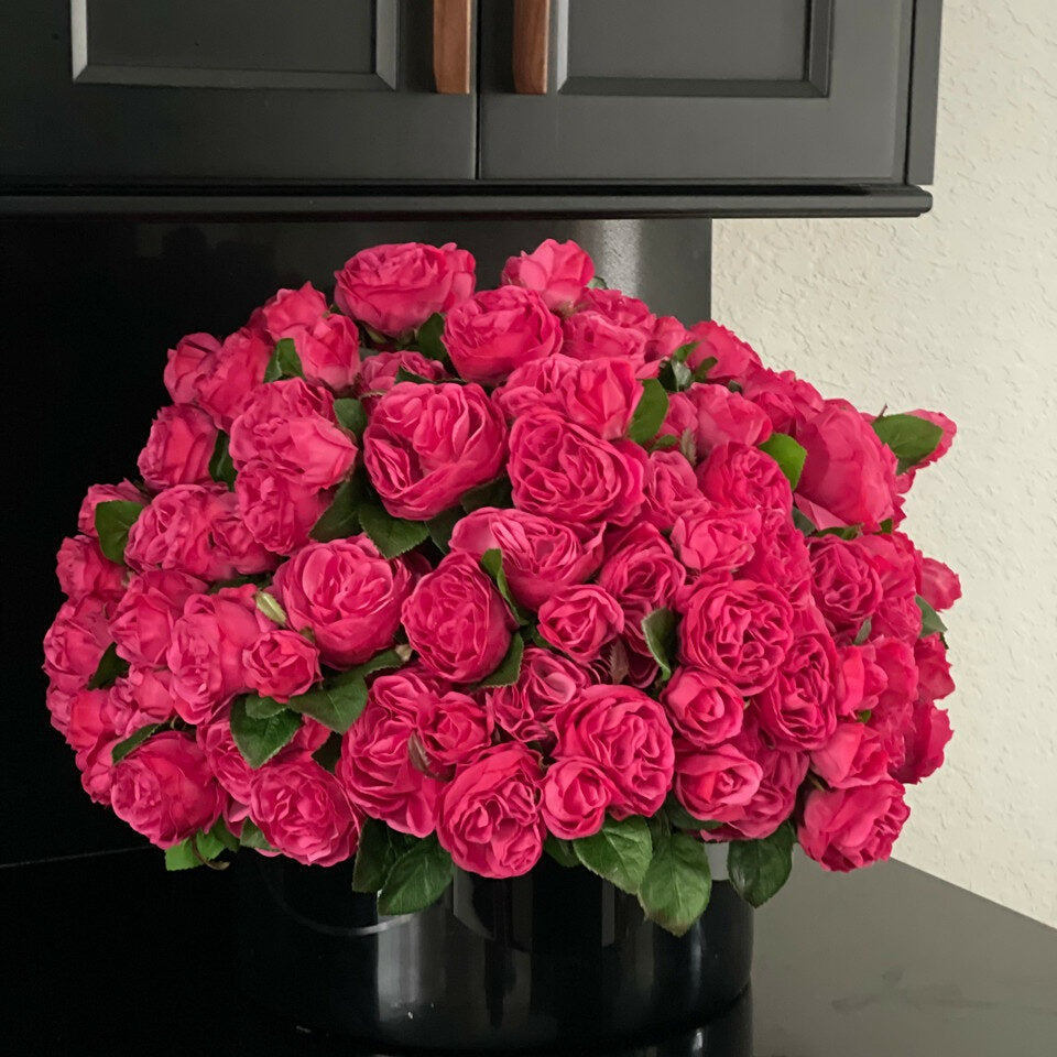 Dunkelrosa englische Rosen in einer schwarzen Glasvase