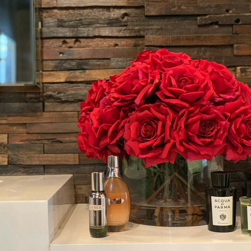 Zylinder mit künstlichen roten Rosen