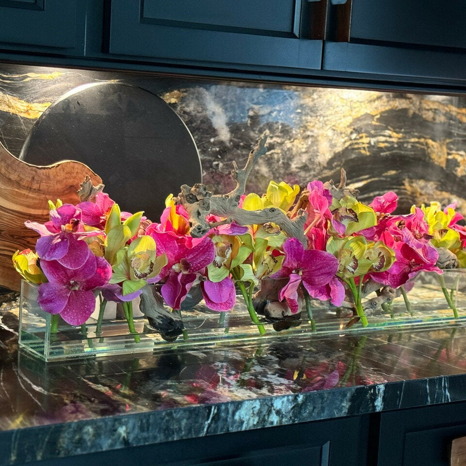 Moderne Hausglasvase mit rosa Vandas und grünem Cymbidien