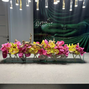 Moderne Hausglasvase mit rosa Vandas und grünem Cymbidien