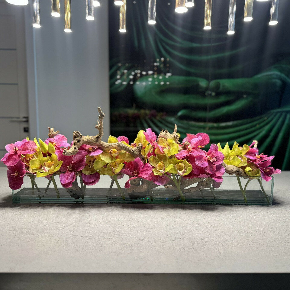 Moderne Hausglasvase mit rosa Vandas und grünem Cymbidien