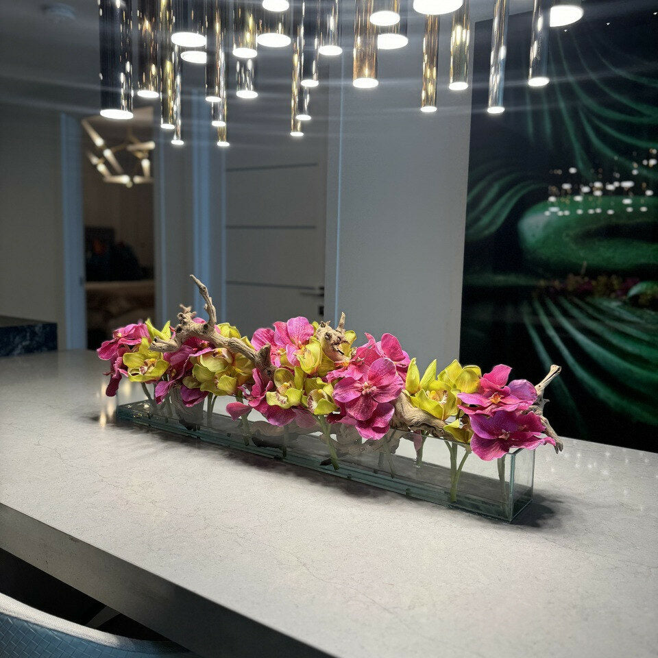 Moderne Hausglasvase mit rosa Vandas und grünem Cymbidien