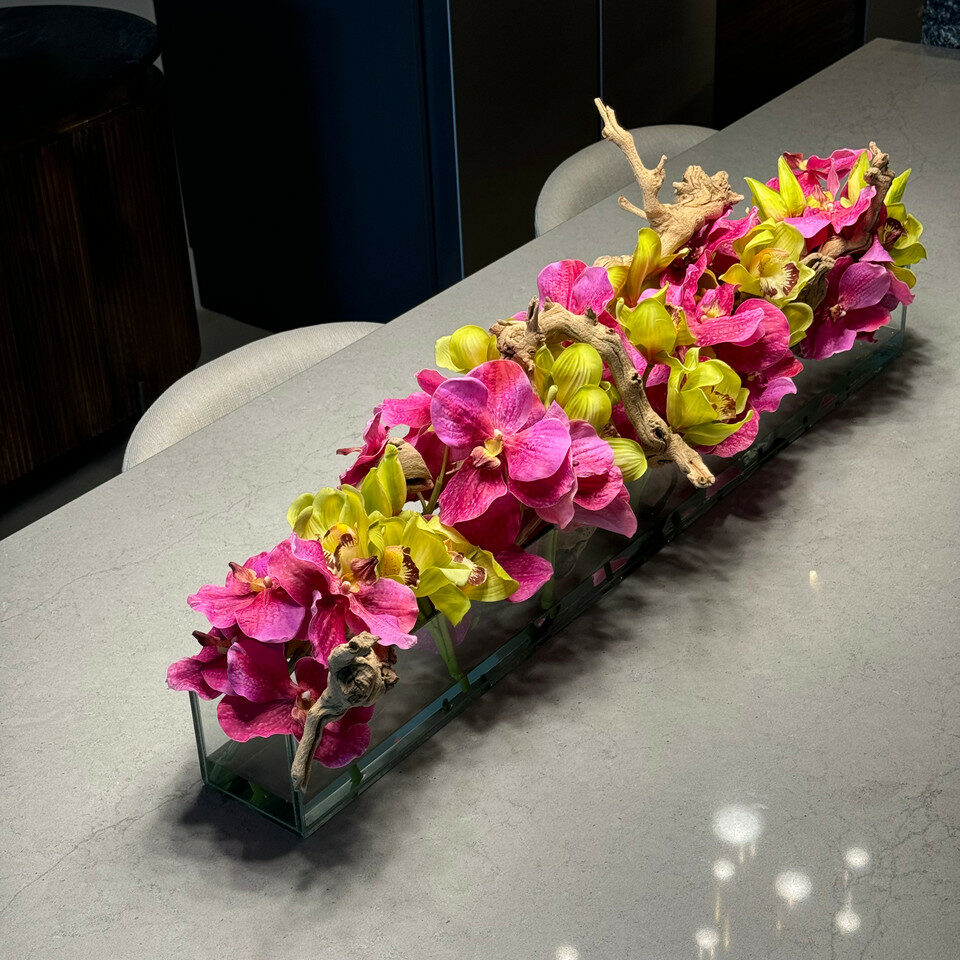 Moderne Hausglasvase mit rosa Vandas und grünem Cymbidien