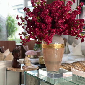 Göttinnenvase mit burgunderfarbenen Kirschblüten