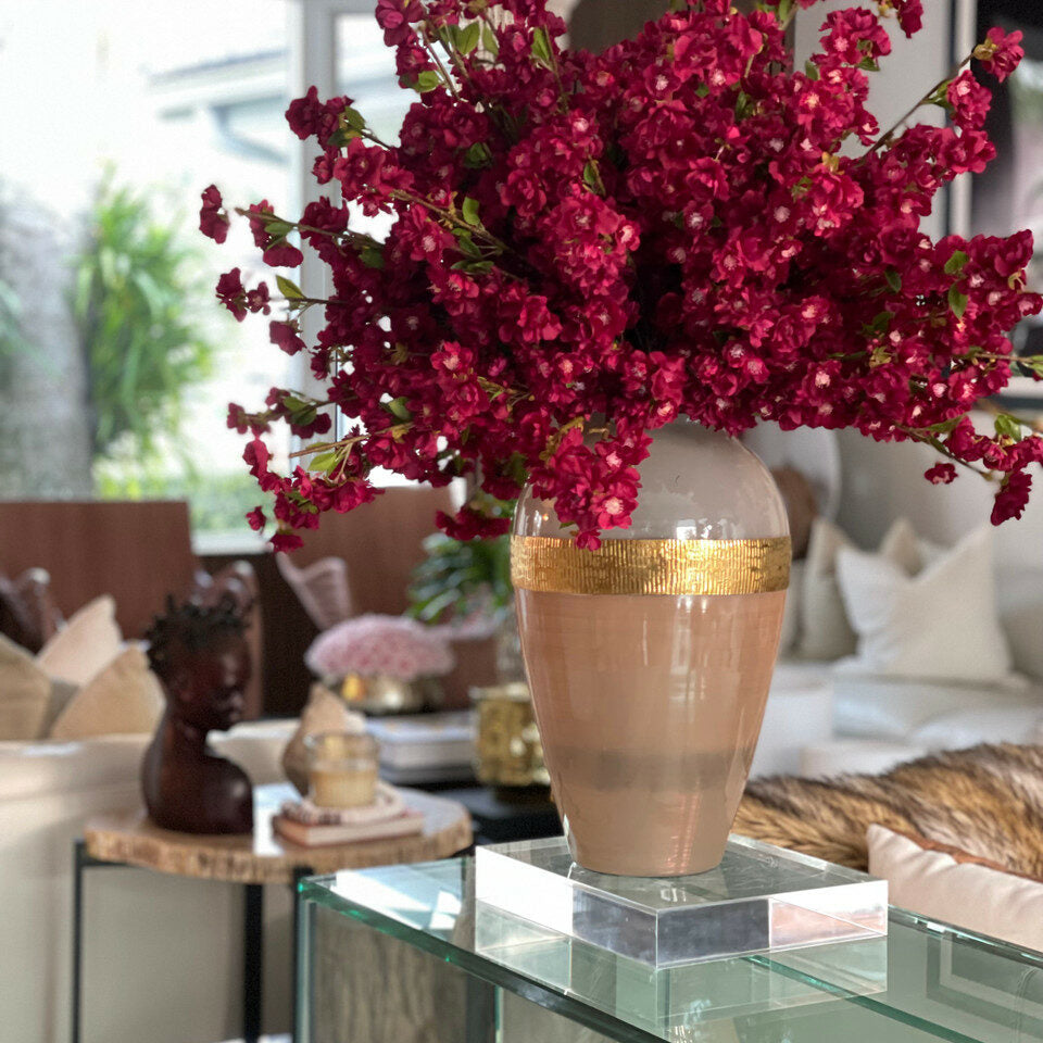 Göttinnenvase mit burgunderfarbenen Kirschblüten