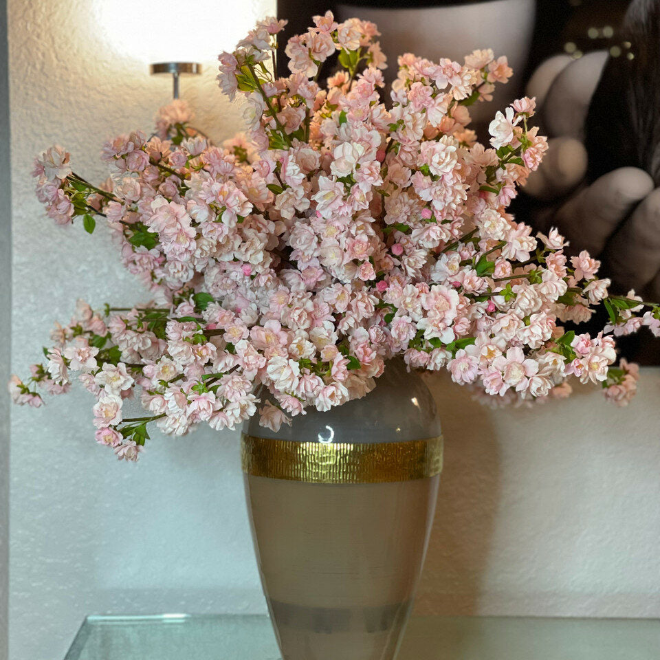 Göttinnenvase mit rosa Kirschblüten