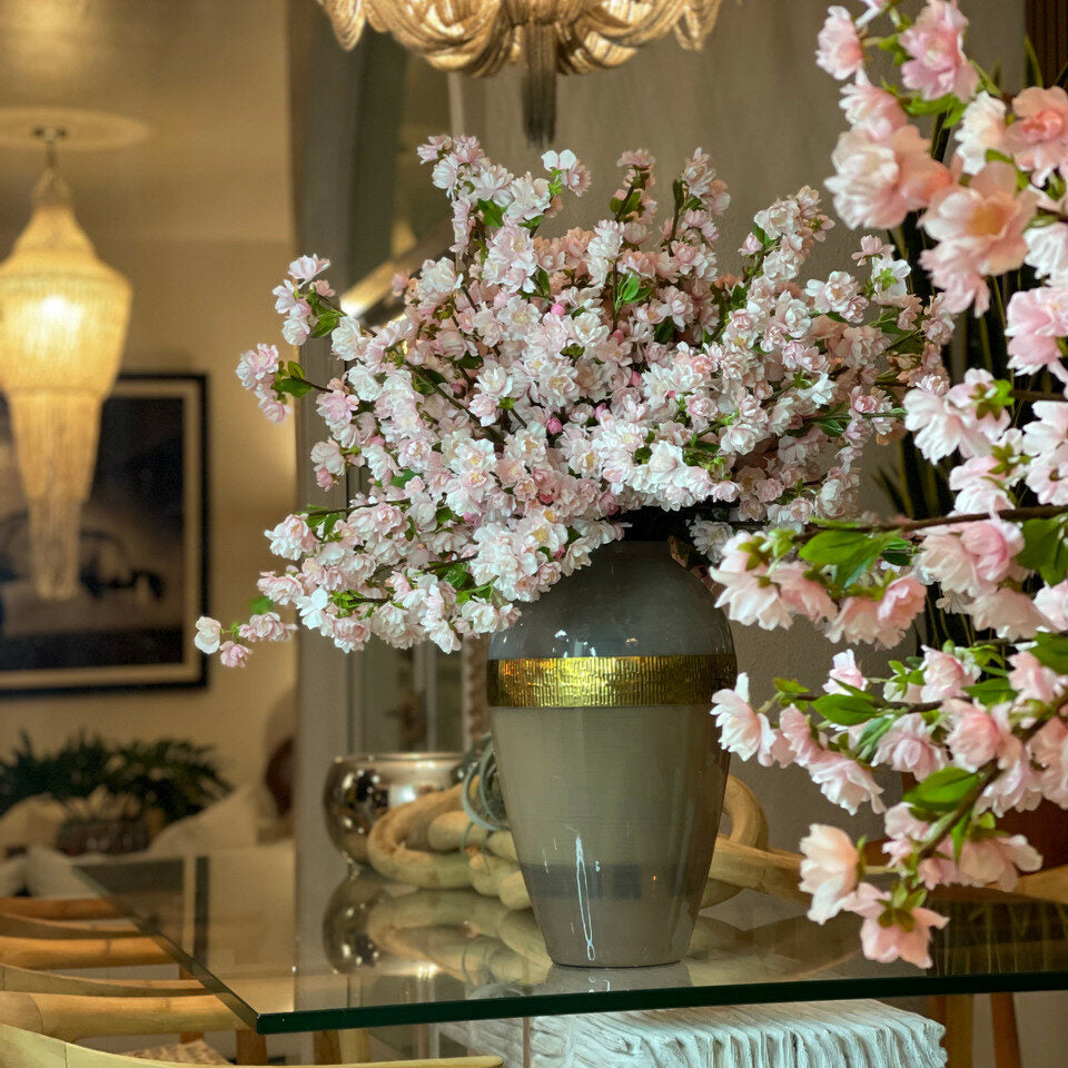 Göttinnenvase mit rosa Kirschblüten