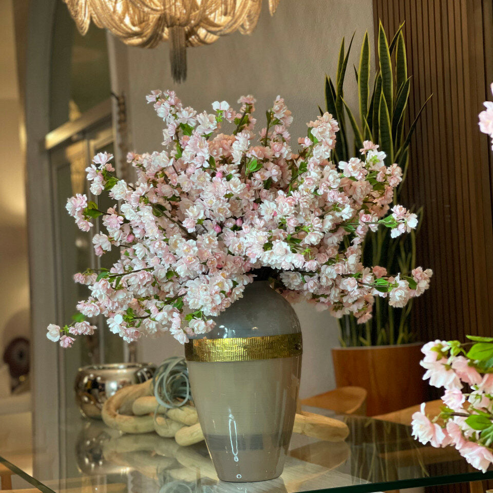 Göttinnenvase mit rosa Kirschblüten
