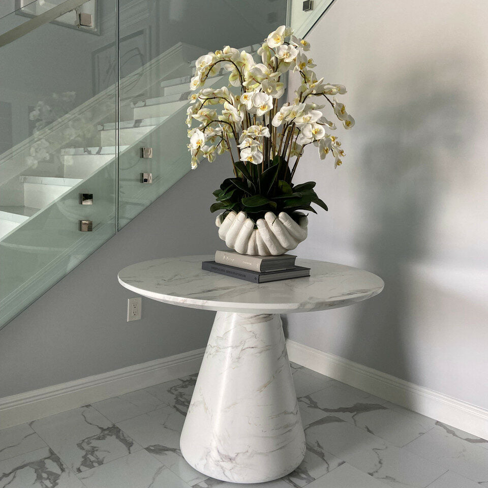 Weiße Phalaenopsis-Orchideen in einer Vase, offene Handskulptur