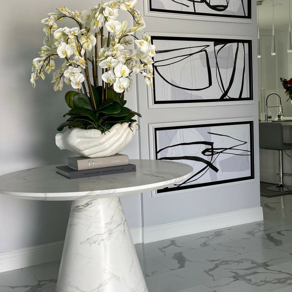 Weiße Phalaenopsis-Orchideen in einer Vase, offene Handskulptur