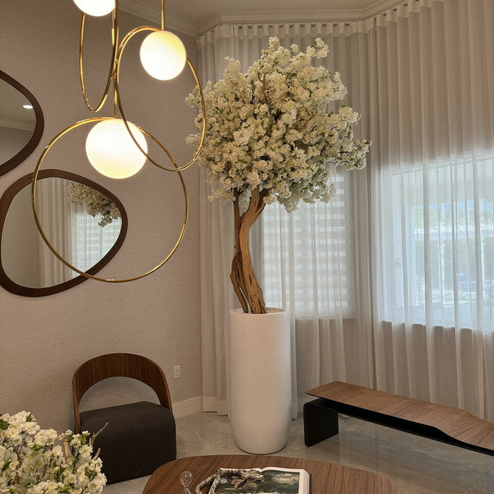 Mattbeige Saint-Tropez-Vase mit weißen Kirschblüten