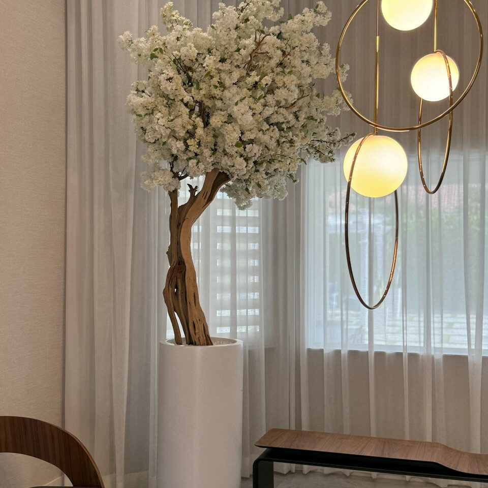 Mattbeige Saint-Tropez-Vase mit weißen Kirschblüten