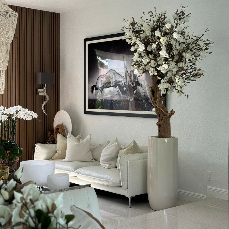 Weiße Magnolie im St. Tropez-Topf, beige glänzend