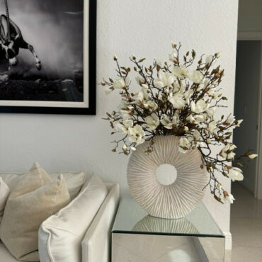Große Eternity-Vase mit Magnolien und Treibholz