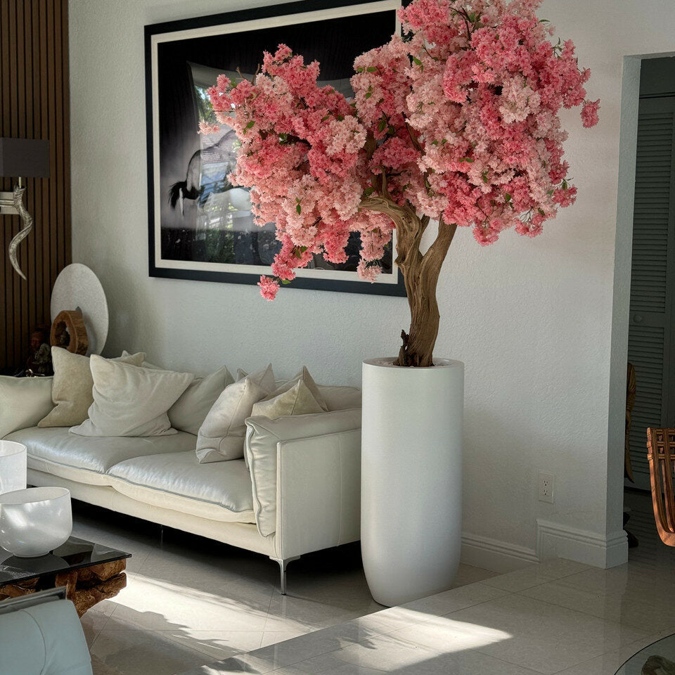 Mattweiße Saint-Tropez-Vase mit personalisierter rosa Kirschblüte