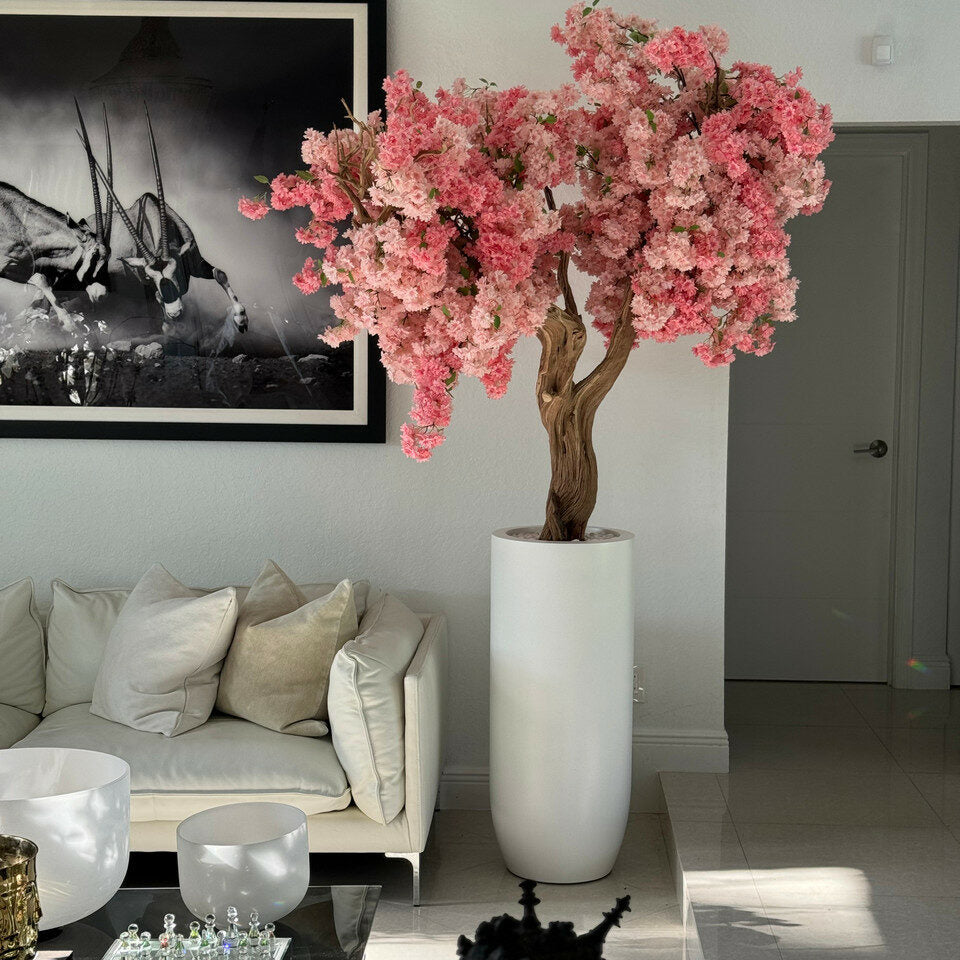 Mattweiße Saint-Tropez-Vase mit personalisierter rosa Kirschblüte