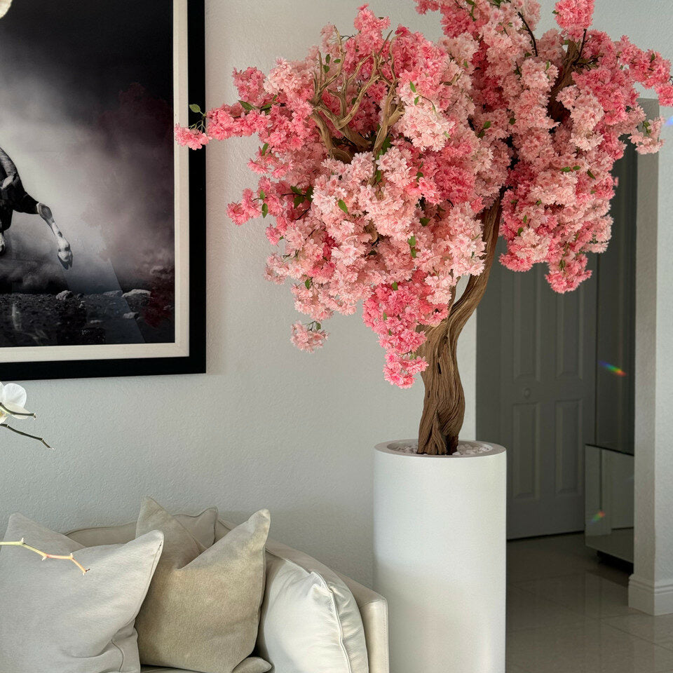 Mattweiße Saint-Tropez-Vase mit personalisierter rosa Kirschblüte