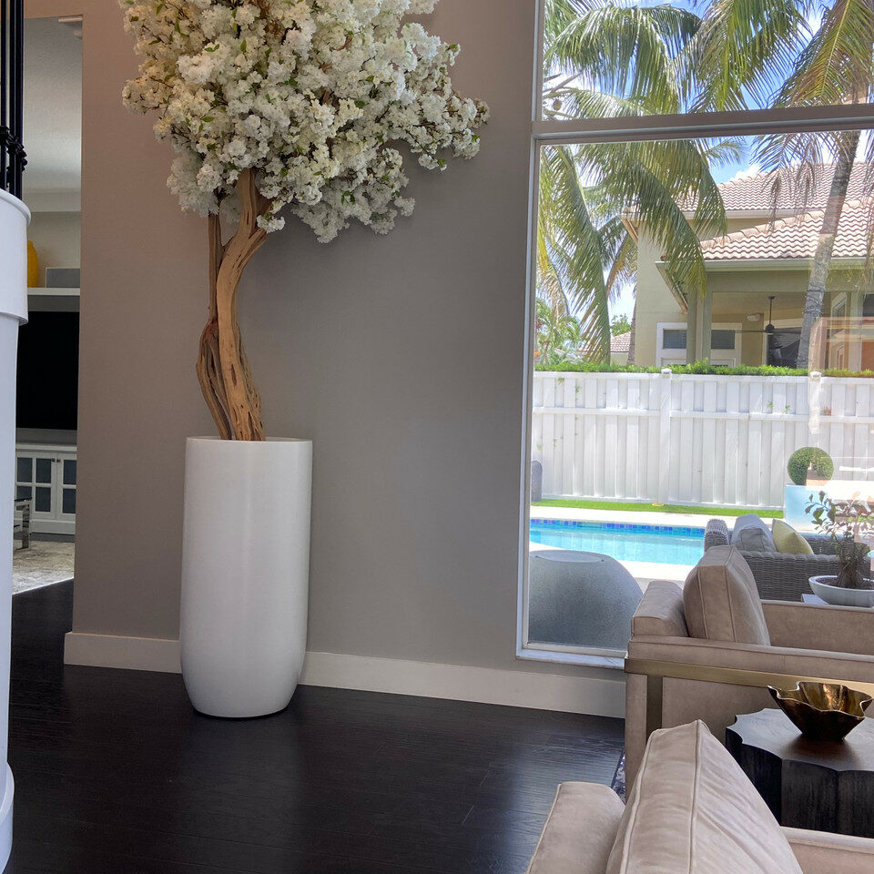 Mattbeige Saint-Tropez-Vase mit weißen Kirschblüten