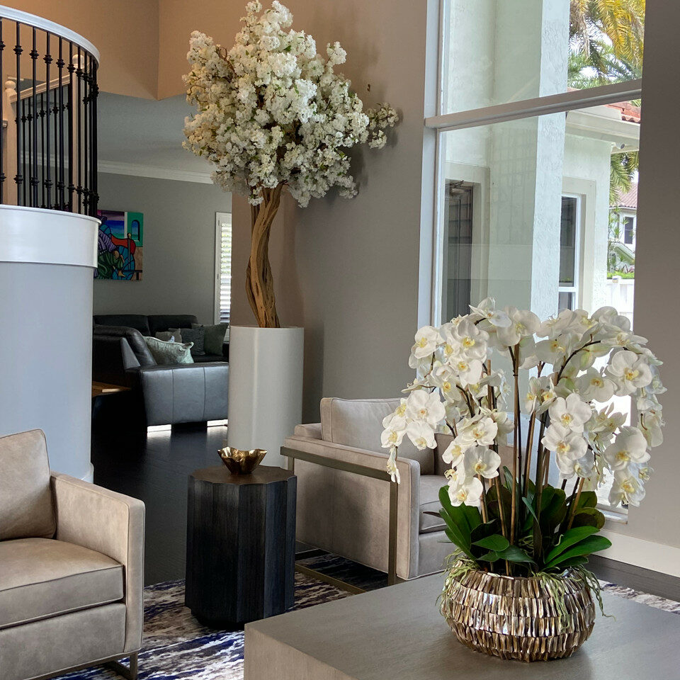 Mattbeige Saint-Tropez-Vase mit weißen Kirschblüten