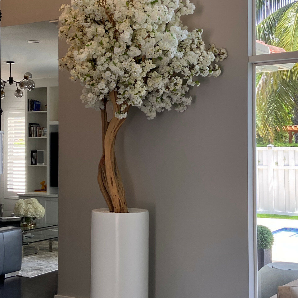 Mattbeige Saint-Tropez-Vase mit weißen Kirschblüten