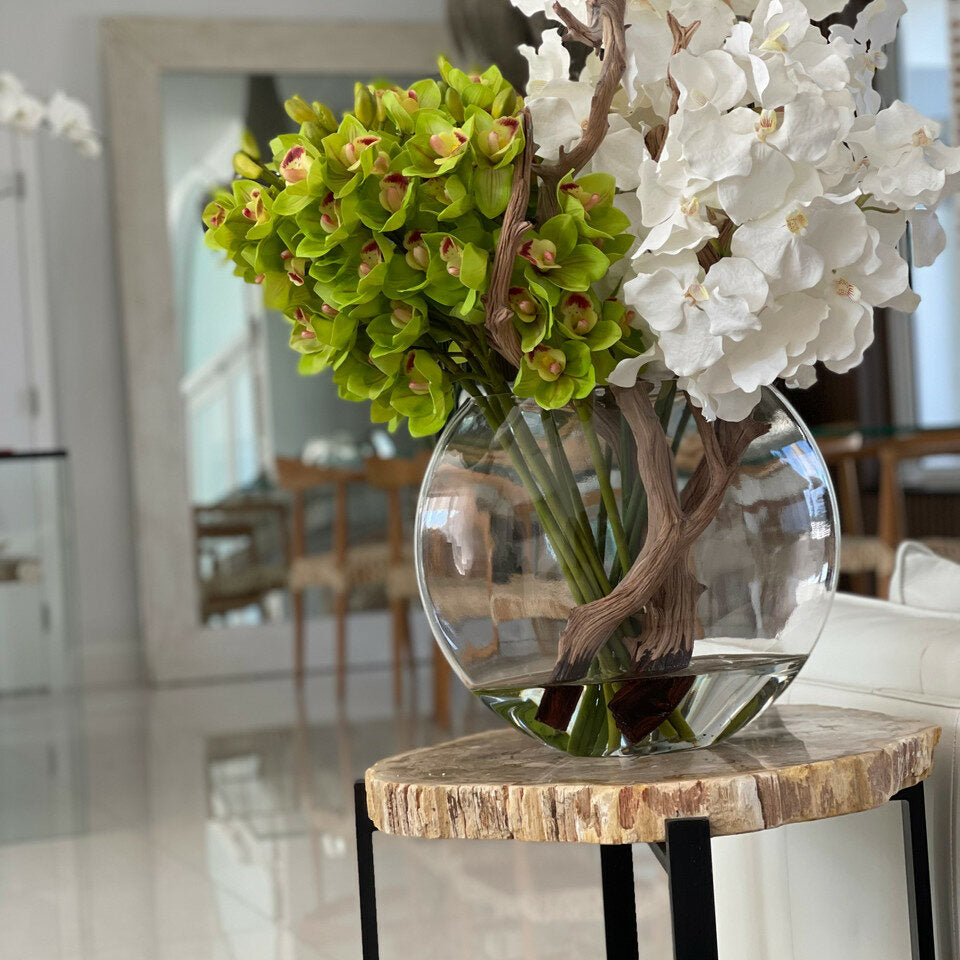 Mondvase mit weißen Vanda-Orchideen und grünen Cymbidien