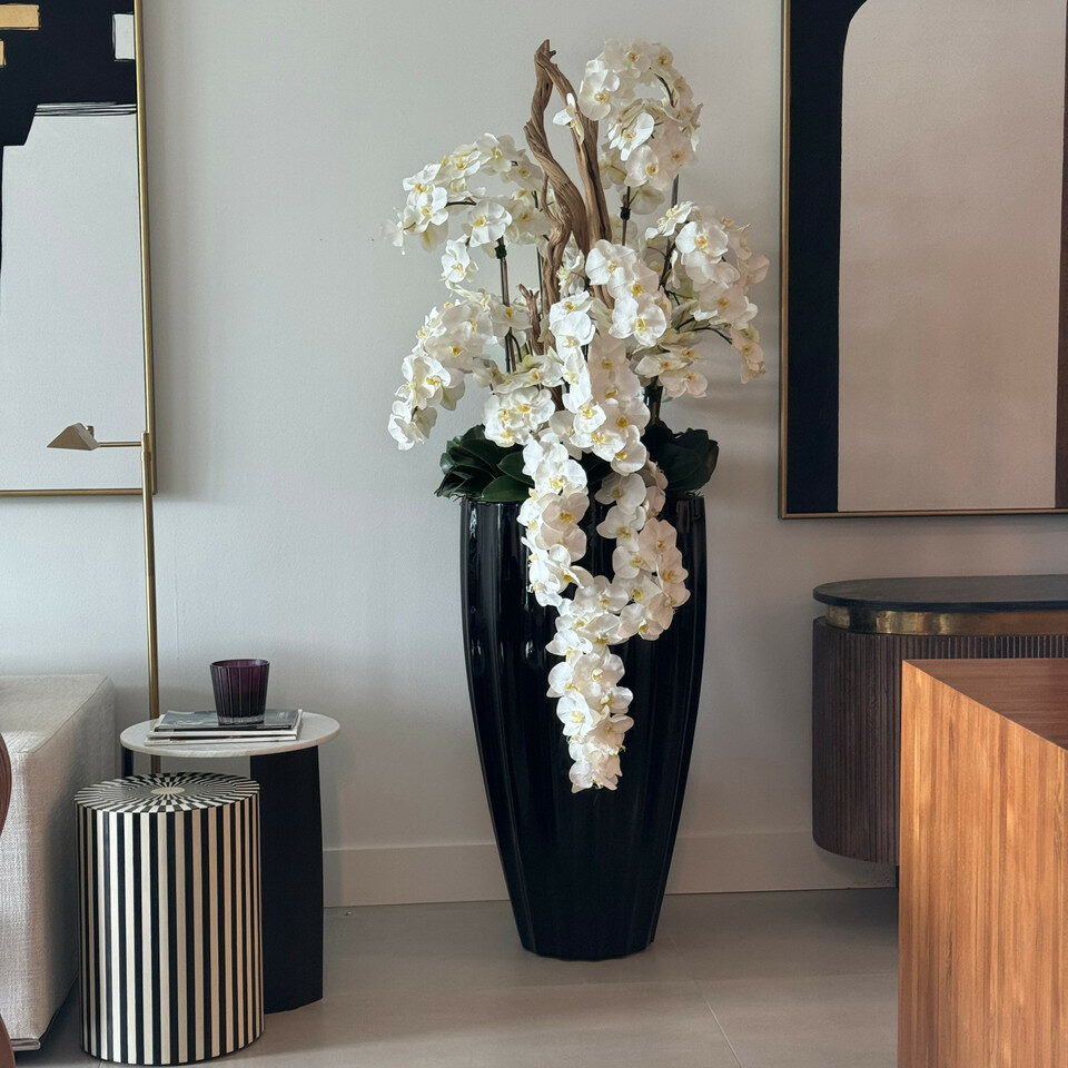 Glänzend schwarze San José Vase mit weißer Orchideenkaskade