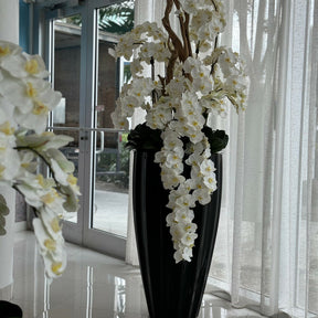 Glänzend schwarze San José Vase mit weißer Orchideenkaskade