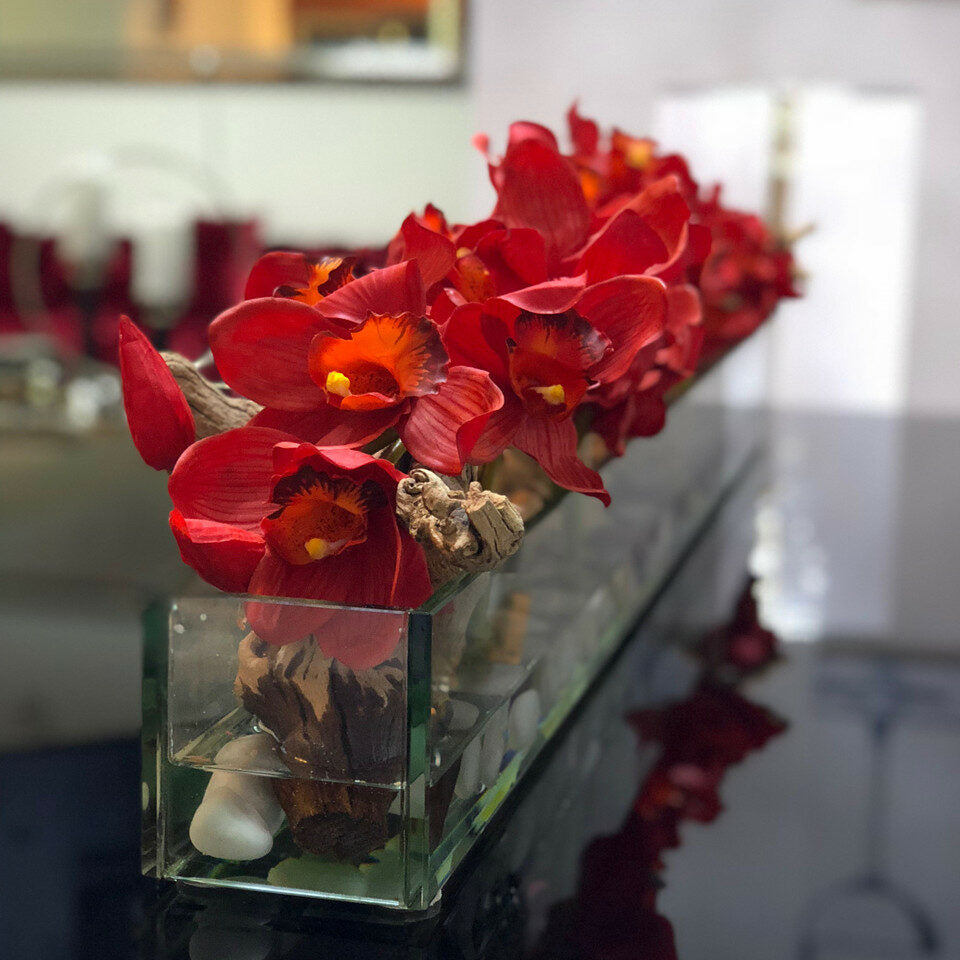 Moderne Glasvase im Wohnstil mit rotem Cymbidium
