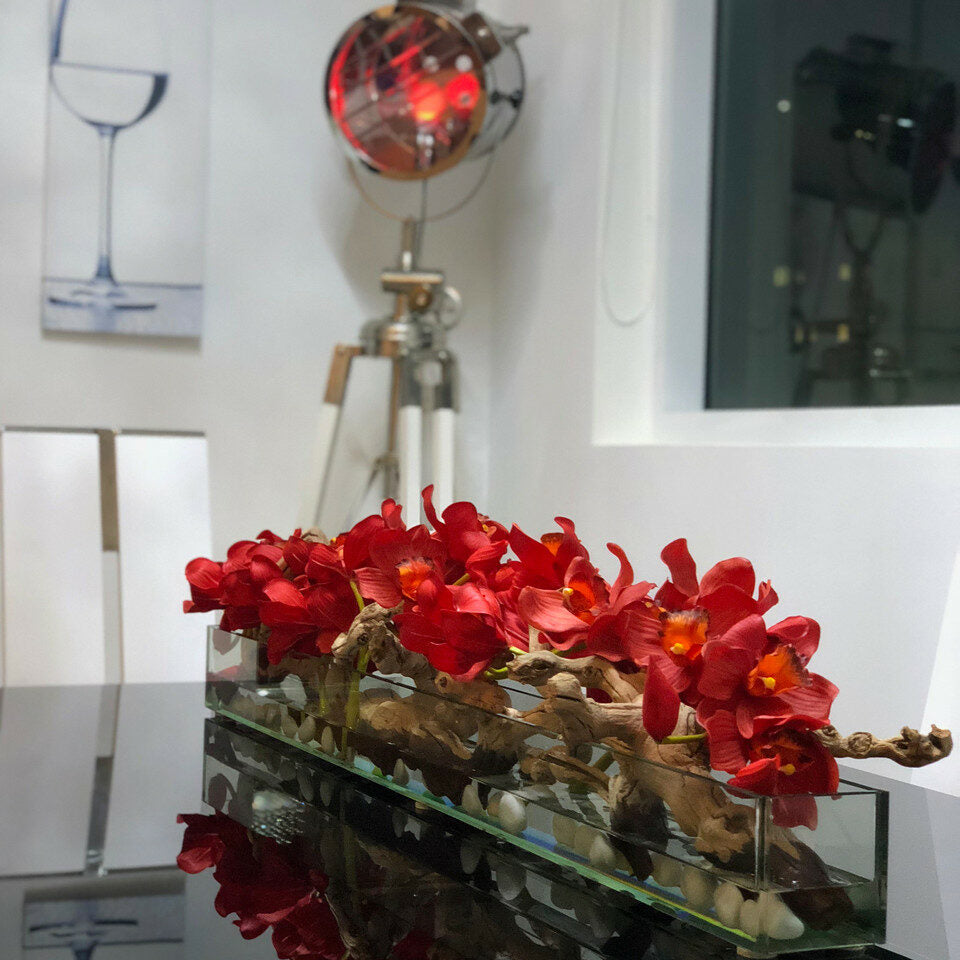 Modern Home 48" Glaspflanzgefäß mit roten Cymbidien