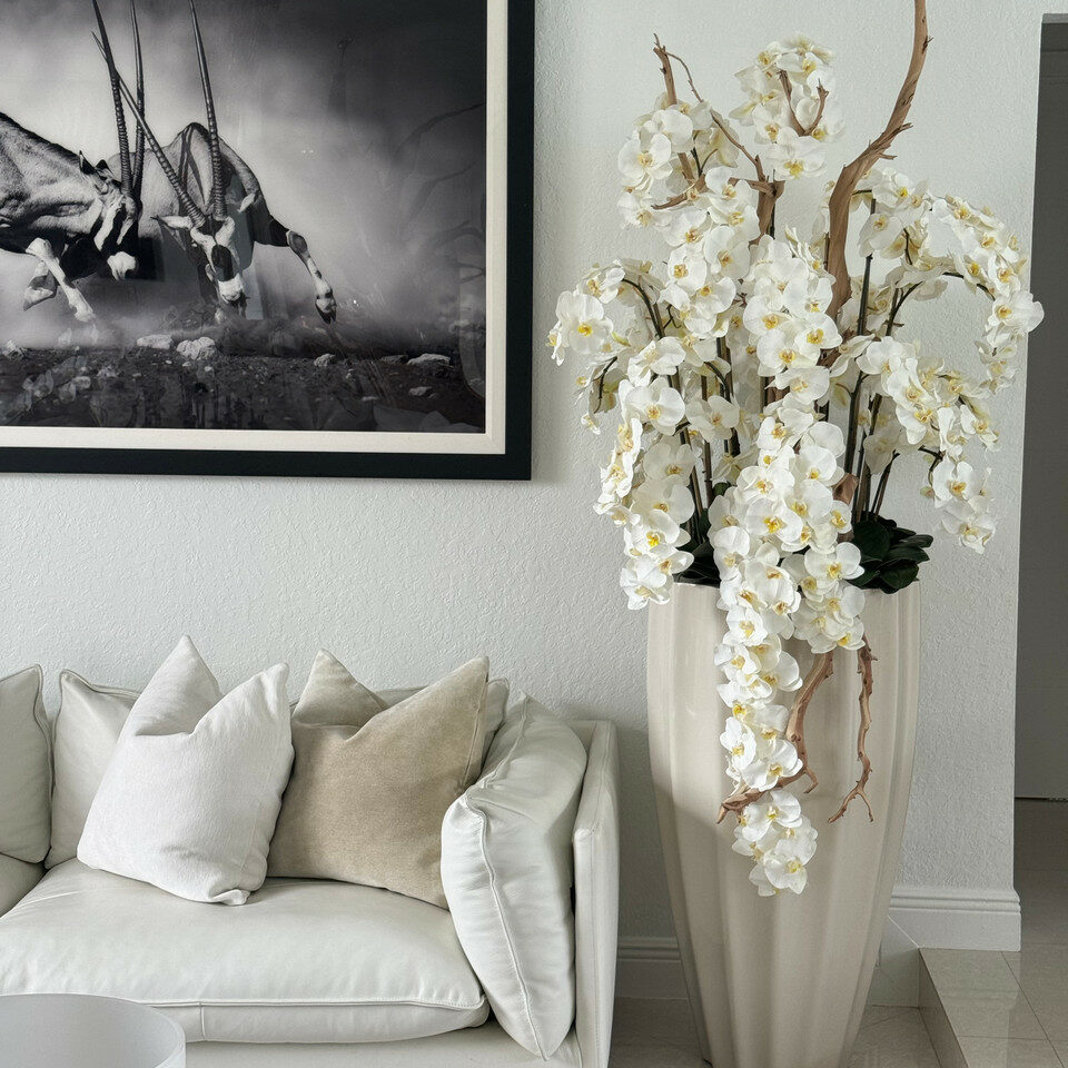 Sandbeige Vase „San Jose“ mit kaskadenförmigen weißen Orchideen