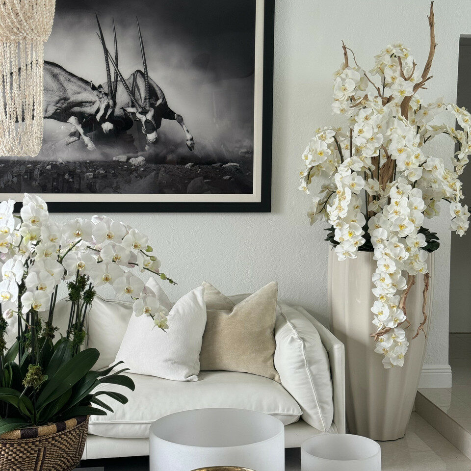 Sandbeige Vase „San Jose“ mit kaskadenförmigen weißen Orchideen
