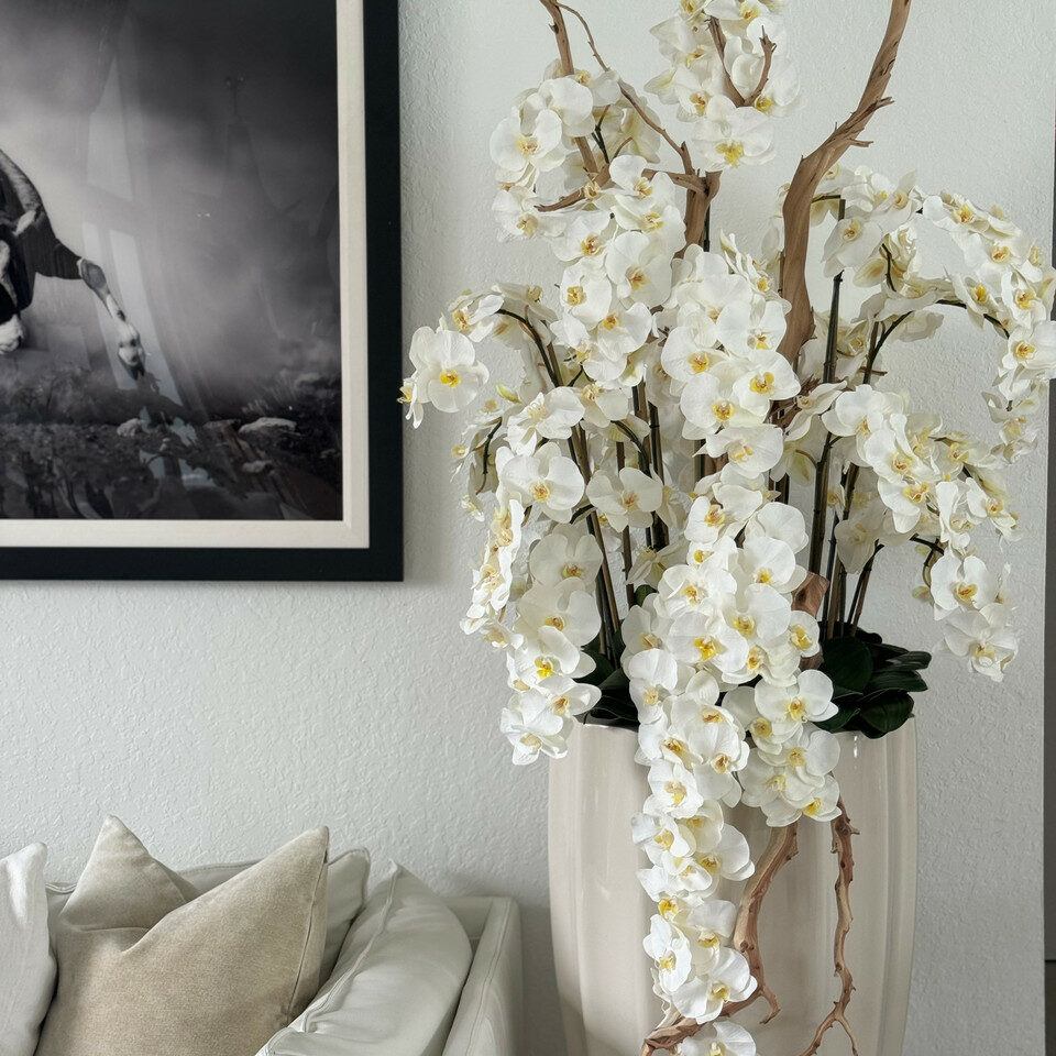 Sandbeige Vase „San Jose“ mit kaskadenförmigen weißen Orchideen