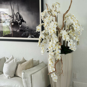 Sandbeige Vase „San Jose“ mit kaskadenförmigen weißen Orchideen