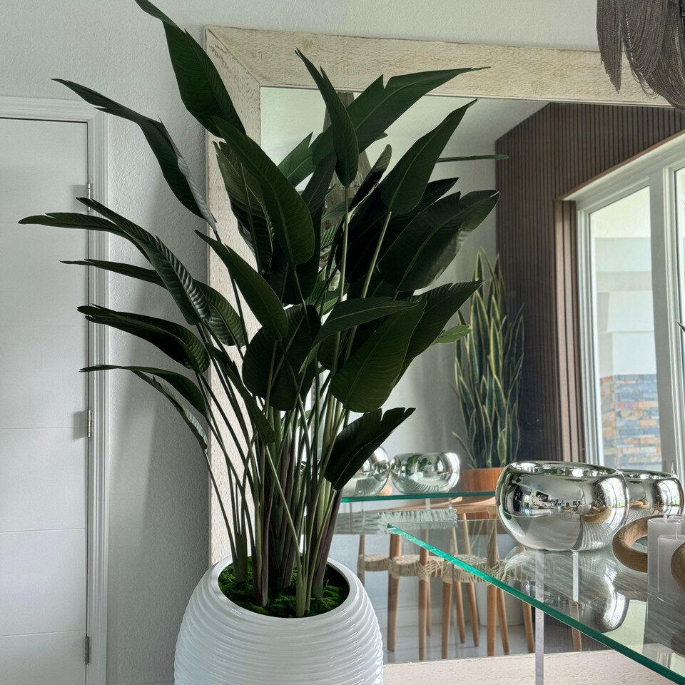 Paradiesvogel in einer weißen Spiralvase