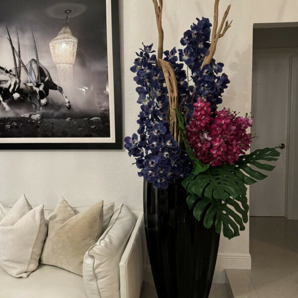 Glänzend schwarze San José Vase mit Vanda-Orchideen