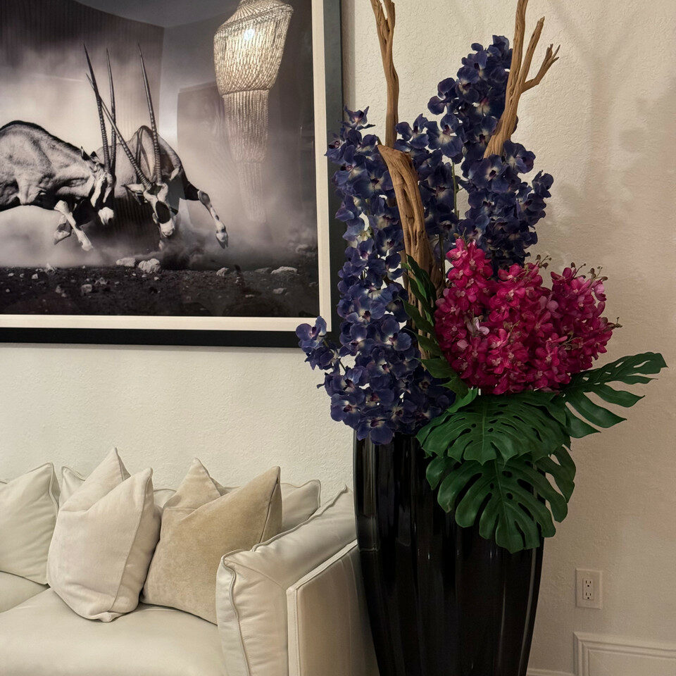 Glänzend schwarze San José Vase mit Vanda-Orchideen