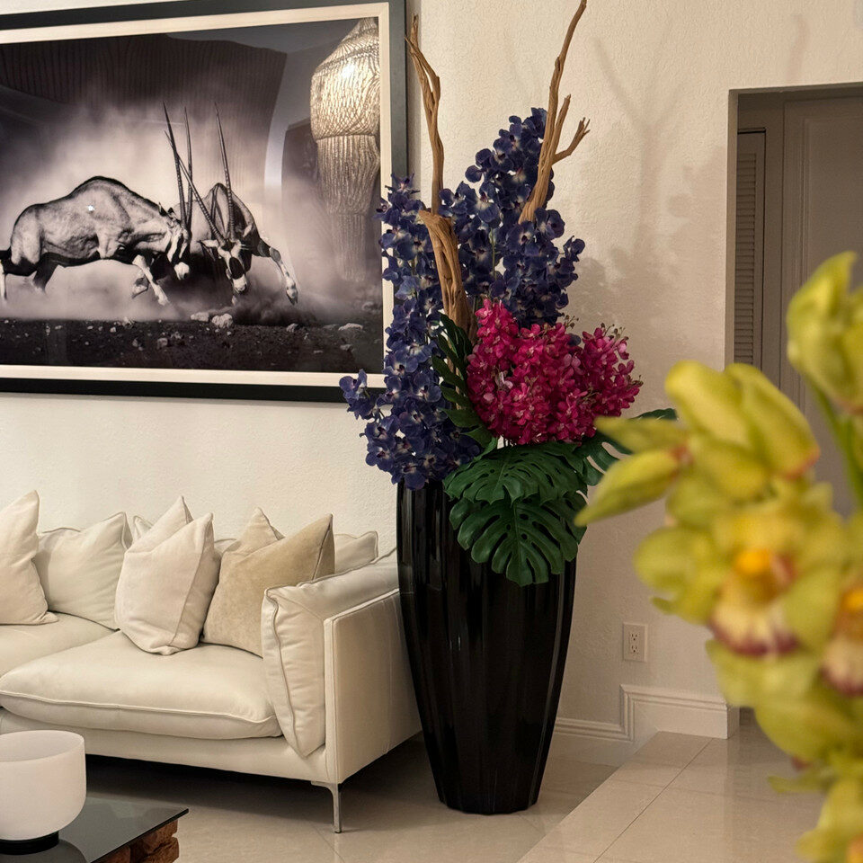 Glänzend schwarze San José Vase mit Vanda-Orchideen