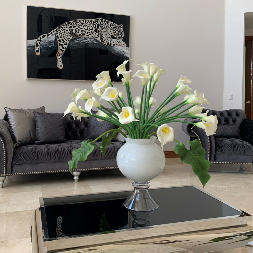 Edle Vase mit mehreren weißen Calla-Lilien